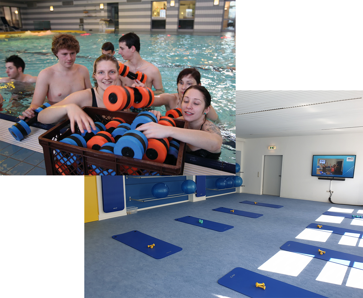 Aqua-Fitnesskurs im Stadtbad Bürgerpark mit Teilnehmenden und Trainingshanteln im Wasser. Heller Kursraum im Stadtbad Bürgerpark mit Gymnastikmatten, Hanteln und Bildschirm für Fitness- und Gesundheitskurse