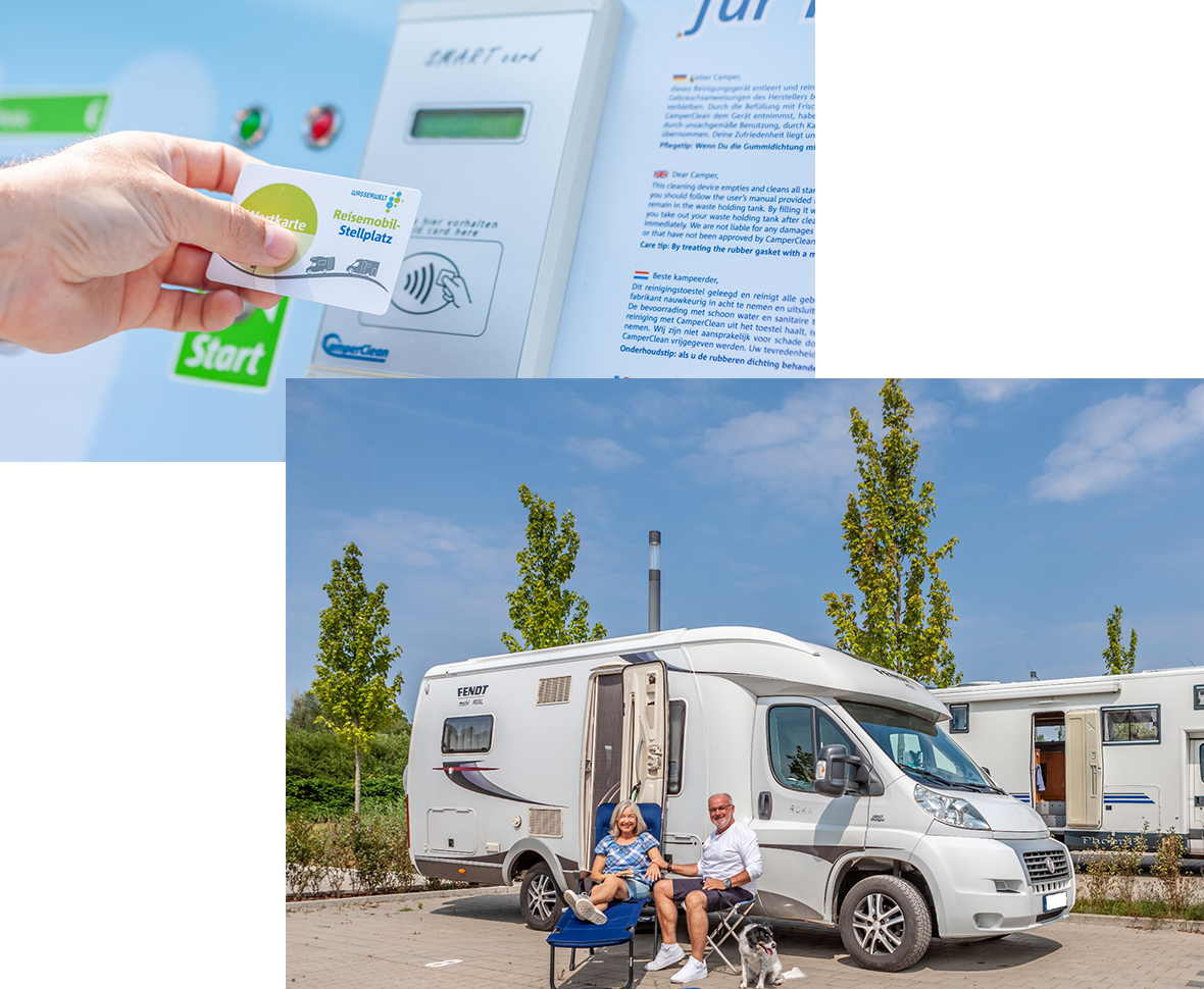 SmartCard wird vor den Erkennungssensor der Reinigungs- und Desinfektionsstation gehalten und ein älteres Pärchen genießt das gute Wetter vor seinem Wohnmobil auf unserem Reisemobilstellplatz